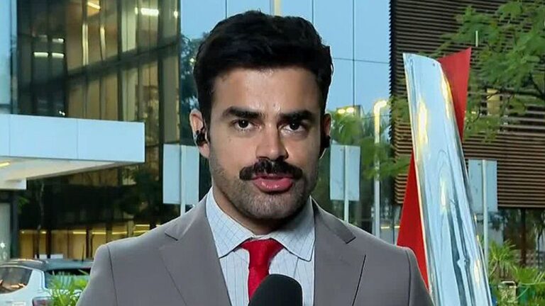 Túlio Amâncio faz entrada ao vivo como repórter em frente a prédio comercial durante cobertura jornalística