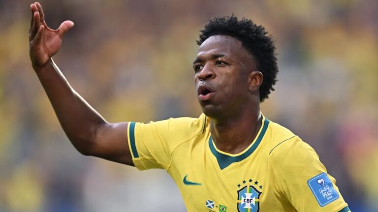 Vini Jr. ergue o braço e comemora gol com a camisa do Brasil contra a Escócia na Copa do Mundo