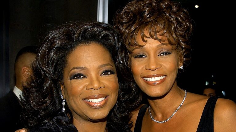 Oprah Winfrey e Whitney Houston sorriem juntas durante evento em foto histórica das apresentadoras e artistas americanas