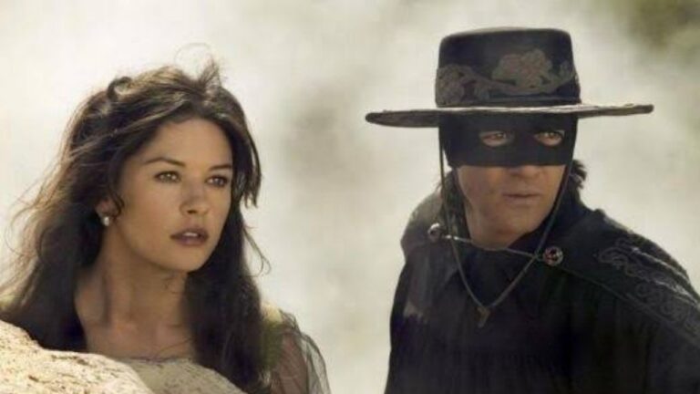 Catherine Zeta-Jones e Zorro observam o horizonte em cena do filme A Lenda do Zorro