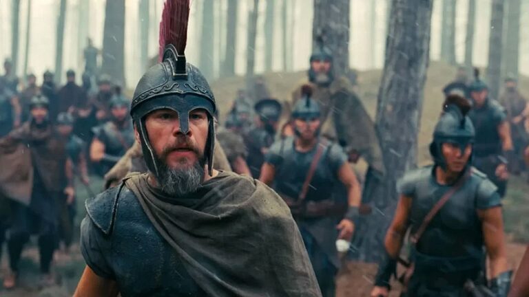 Odisseu lidera soldados em marcha pela floresta em cena do filme A Odisseia
