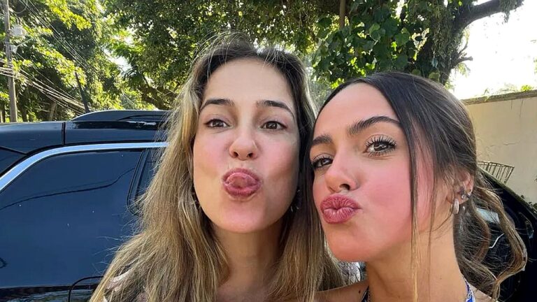 Ana Clara Winter faz selfie ao lado de Palomma Duarte com biquinho em registro ao ar livre
