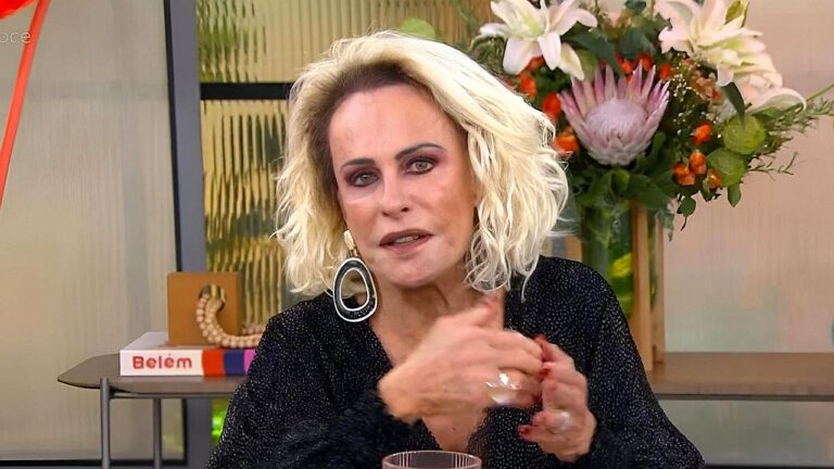 Ana Maria Braga fala durante entrevista no Mais Você com arranjo de flores ao fundo no estúdio da TV Globo