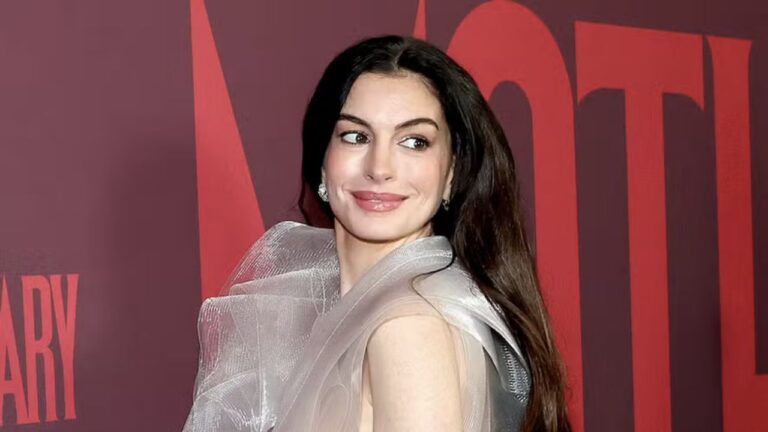 Anne Hathaway posa de perfil no tapete vermelho durante a estreia do filme Mother Mary