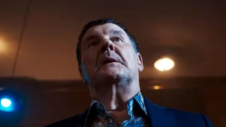 Antonio Calloni encara alguém com expressão tensa em cena de novela