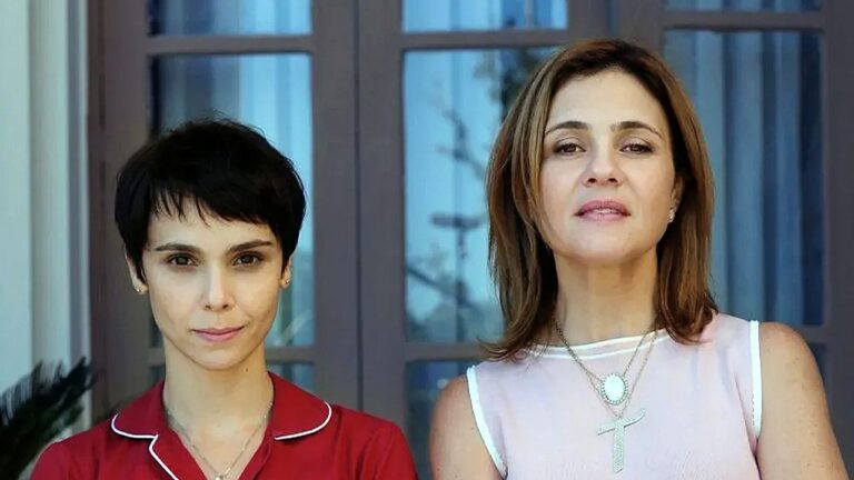 Nina (Débora Falabella) e Carminha (Adriana Esteves) lado a lado em cena da novela Avenida Brasil