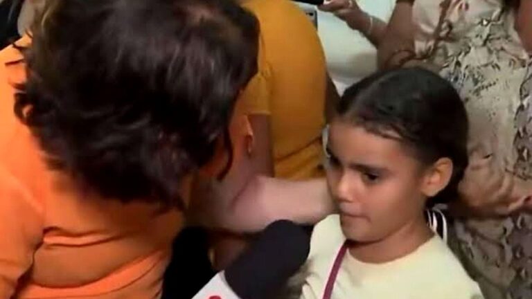 Bianka Carvalho revelou que chorou depois da entrevista com Antonela, de 8 anos, exibida ao vivo no NE1, da Globo, durante a cobertura da festa de Nossa Senhora do Carmo, padroeira do Recife. A conversa, que repercutiu nas redes sociais pela emoção demonstrada pela criança e pela repórter, foi tema de um relato da jornalista durante participação na GloboNews. A jornalista contou que trabalhava desde as 5h quando encontrou Antonela na celebração religiosa realizada no Centro do Recife. Durante a entrevista, a menina revelou que havia perdido a mãe em maio e afirmou que rezava para Nossa Senhora do Carmo para protegê-la. Segundo Bianka Carvalho, a dimensão do relato só foi sendo assimilada ao longo da conversa. “O luto é ruim em qualquer idade, imagina para uma criança entender o que está passando. A mãezinha dela morreu no dia 11 de maio. Ela fez aniversário pouco depois, 8 anos, como ela diz aí na entrevista: 'Fiz 8 anos sem a minha mãezinha'. Gente, foi tão impactante que demorou muito para a ficha cair, e a ficha foi caindo enquanto eu elaborava e ela também elaborava o que estava sentindo”, afirmou. Bianka Carvalho relata impacto da entrevista A repórter contou que, durante a entrada ao vivo, deixou de prestar atenção às orientações da equipe de produção porque ficou completamente envolvida pela emoção da criança. “Eu já nem conseguia mais ouvir o retorno de quem estava no controle dizendo o tempo que eu tinha. Eu entrei completamente no universo daquela menina que estava sofrendo por uma perda que é a maior que alguém pode ter na vida”, disse. Em conversa com Júlia Duailibi e Octavio Guedes, Bianka Carvalho explicou que não imaginava qual seria a resposta da menina quando iniciou a abordagem durante a cobertura da festa religiosa. “A minha surpresa e o tempo para que eu me recompusesse na hora — aquele tempo que a gente leva para entender e digerir o que está acontecendo — foi o tempo também que ela precisava para elaborar em voz alta o que ela estava sentindo”, declarou. Jornalista falou sobre repercussão A jornalista afirmou que permaneceu abalada após o encerramento da entrevista e destacou o carinho que sentiu pela criança. “Essa menina é muito especial. Quando acabou a entrevista — uma hora ela tem que acabar —, eu tinha que chamar uma outra reportagem. Estava destruída. Eu chorei tanto”, relatou. Ao comentar a repercussão do vídeo, Bianka Carvalho disse que muitas pessoas demonstraram interesse em acolher Antonela, mas ressaltou que a menina conta com uma rede de apoio. “Ela tem uma rede de apoio que está cuidando dela. E eu estava ali querendo ser mais uma, sabe? Vontade de pegar no colo e dizer: 'senta aqui, Antonella. Mundo, pelo amor de Deus, pega leve com essa menina que ela já sofreu demais'”, concluiu.