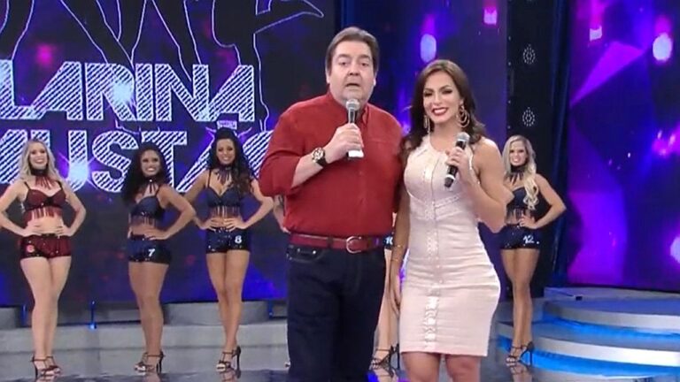 Carla Prata e Fausto Silva apresentam concurso no Domingão do Faustão com bailarinas ao fundo