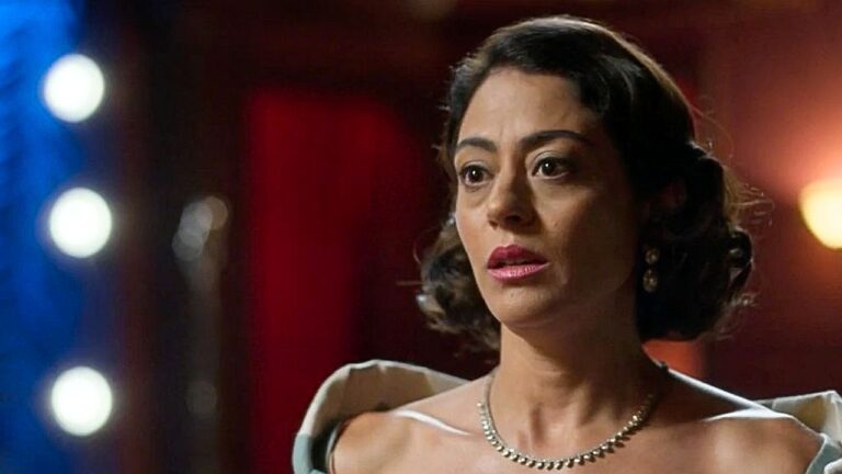 Carol Castro com expressão apreensiva em cena de época da novela Garota do Momento