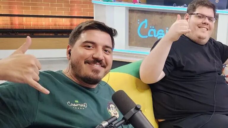 Luis Felipe Freitas e Casimiro Miguel fazem gesto de positivo durante transmissão da CazéTV em estúdio