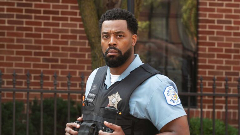Policial da Chicago Police observa a rua em cena da série Chicago P.D.