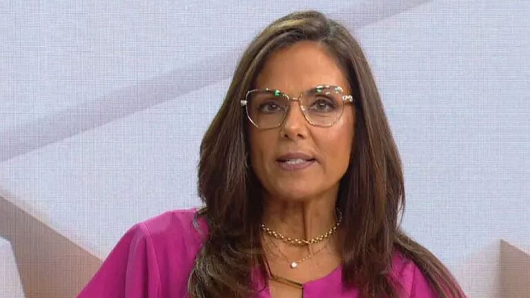 Cristina Ranzolin apresenta telejornal usando blusa rosa e óculos em estúdio da RBS TV