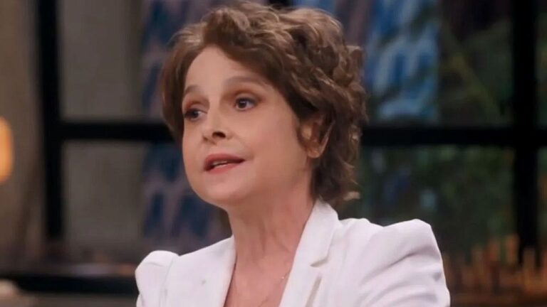 Drica Moraes fala durante entrevista em programa de televisão usando blazer branco