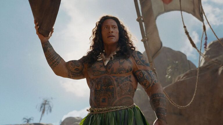 Dwayne Johnson como Maui segura remo tradicional em cena do filme live-action Moana