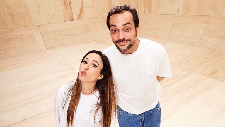 Eduardo Sterblitch e Tatá Werneck posam juntos durante gravação em cenário com pista de madeira