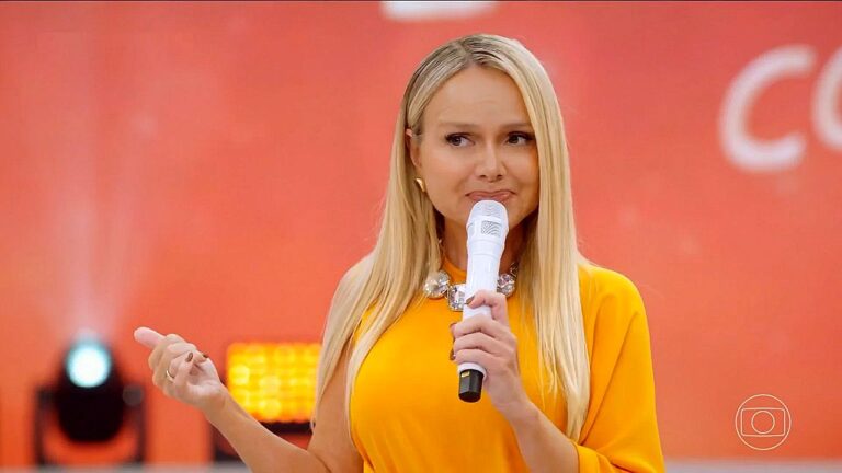 Eliana segura microfone durante apresentação no palco do Encontro, programa das manhãs da TV Globo