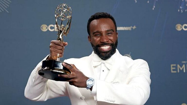Ator sorri ao erguer estatueta do Emmy durante cerimônia de premiação da televisão norte-americana