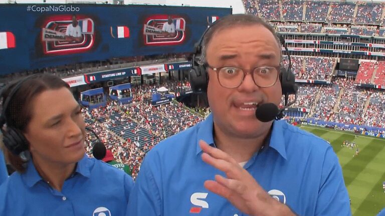 Everaldo Marques comenta partida da Copa do Mundo em cabine da Globo ao lado de Ana Thais Matos no estádio
