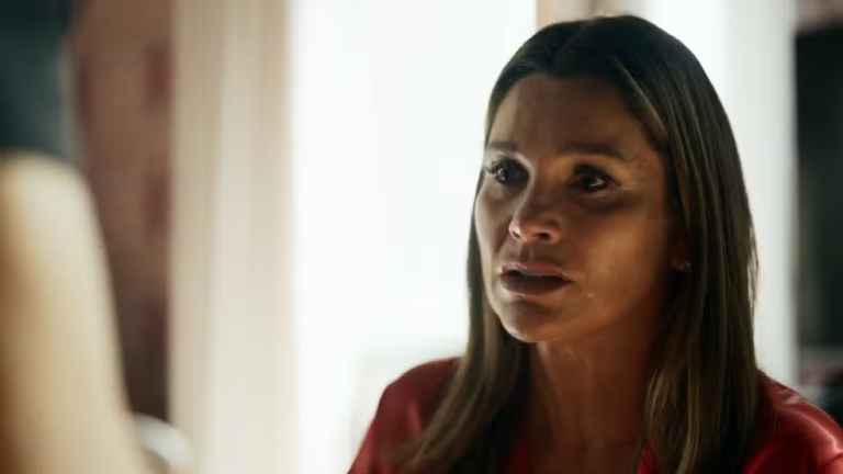 Fábia é vítima de mexericos de Silvana e Dora em Quem Ama Cuida