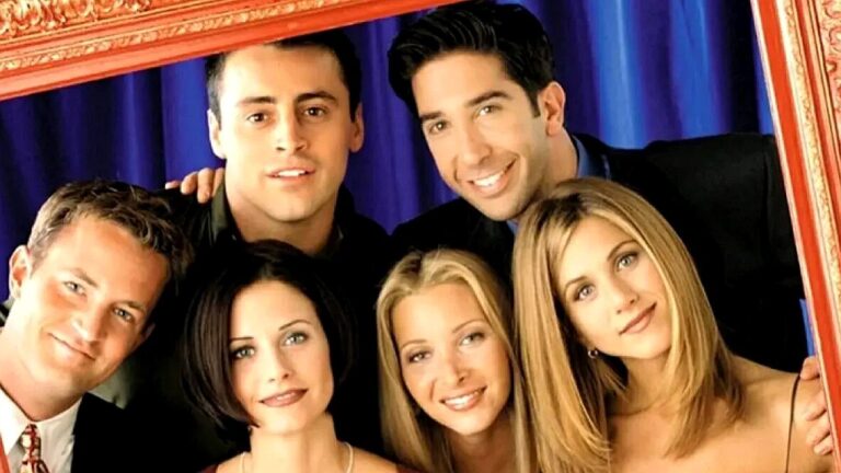 Elenco de Friends reunido em foto promocional com Rachel, Ross, Monica, Chandler, Joey e Phoebe sorrindo juntos