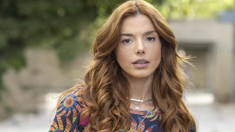 Giovanna Lancellotti com expressão séria em cena ao ar livre da novela Dona de Mim