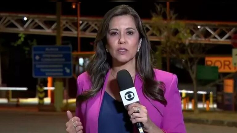 Graciela Andrade faz entrada ao vivo com microfone da TV Globo em frente a hospital durante cobertura jornalística