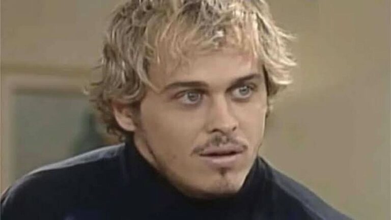 Guilherme Fontes com cabelo descolorido e cavanhaque em cena de novela da TV Globo
