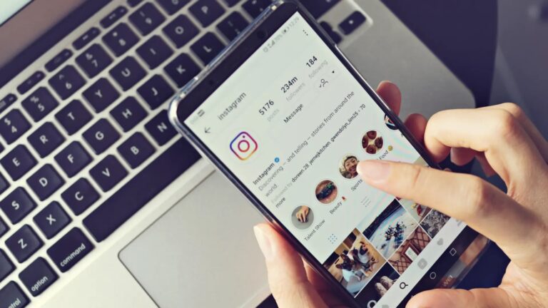 Foto de pessoa mexendo em celular com o Instagram