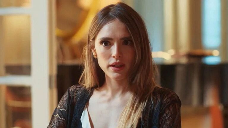 Isabelle Drummond com expressão de surpresa em cena de novela exibida pela TV Globo