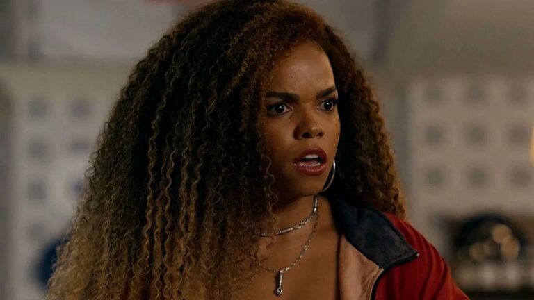 Jeniffer Nascimento com expressão de choque em cena da novela Quem Ama Cuida