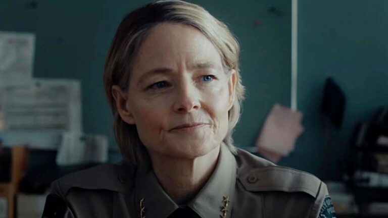 Jodie Foster como policial em cena da série True Detective durante conversa dentro de delegacia