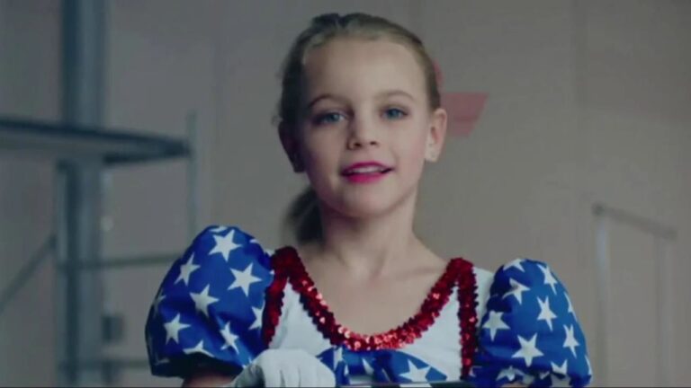 JonBenét Ramsey com fantasia patriótica durante apresentação em concurso infantil retratada na série documental