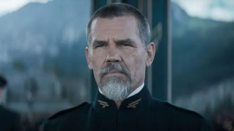 Josh Brolin com uniforme militar e expressão séria em cena da série de ficção científica Outer Range
