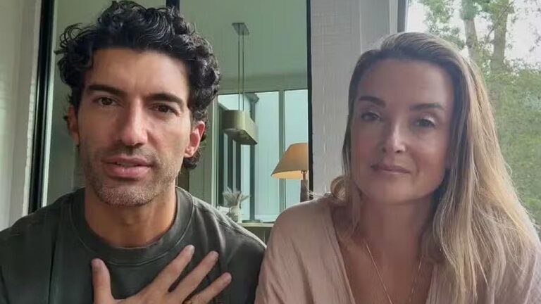 Justin Baldoni ao lado de mulher durante vídeo gravado em casa com mensagem direcionada ao público