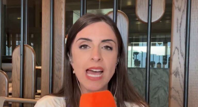 Kelly Matos fala ao microfone durante transmissão ao vivo com fones de ouvido em ambiente interno