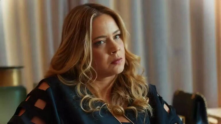 Leandra Leal com expressão séria em cena da novela Coração Acelerado