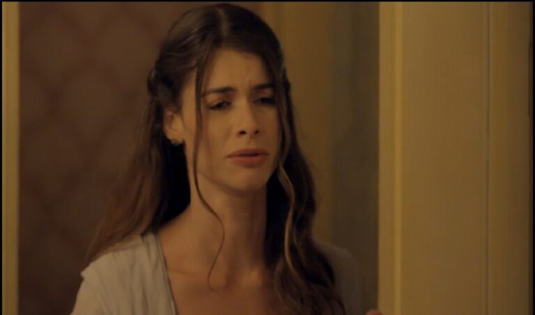Lívia é flagrada conversando com Pedro na porta de seu quarto em Além do Tempo