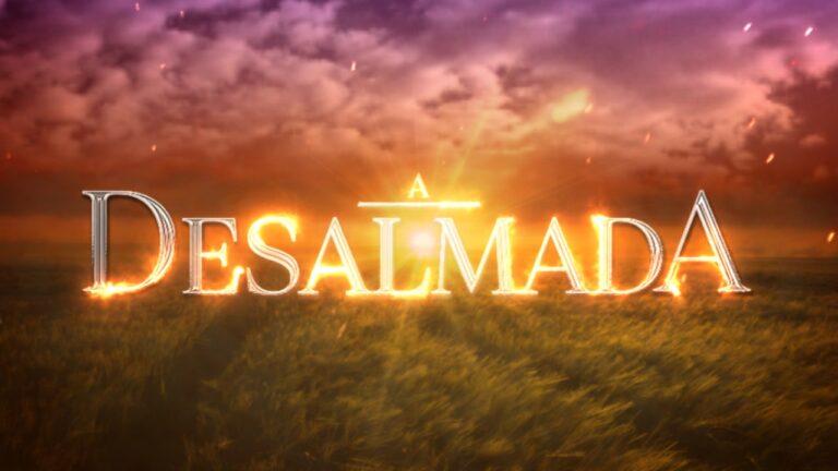 Logotipo da novela A Desalmada sobre campo com pôr do sol ao fundo e céu com nuvens em tons alaranjados e roxos