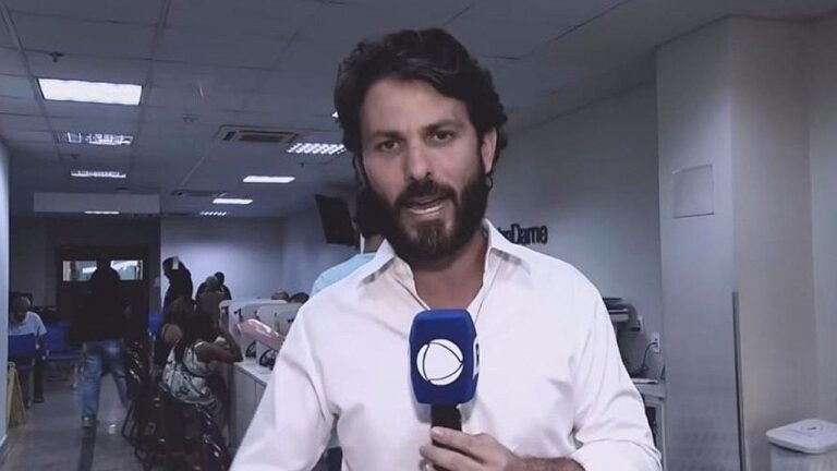 Marcelo Aro segura microfone da Record durante entrada ao vivo em reportagem dentro de hospital