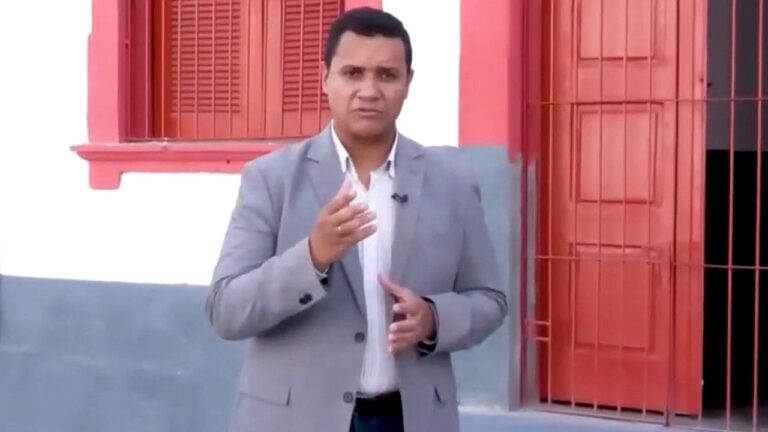 Matheus Oliveira faz entrada ao vivo em frente a prédio durante reportagem para telejornal local