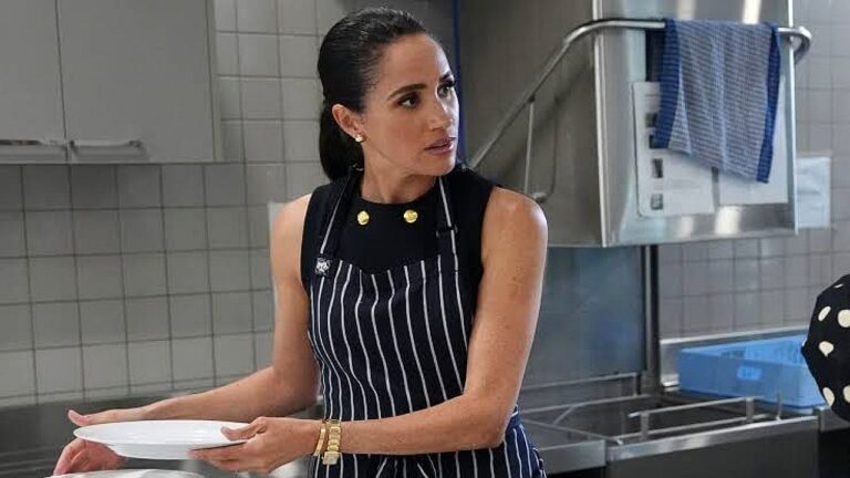 Meghan Markle com avental listrado segura um prato em cena da série With Love, Meghan