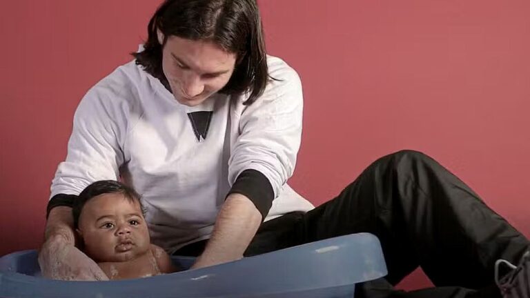 Lionel Messi dá banho em bebê em banheira infantil durante campanha