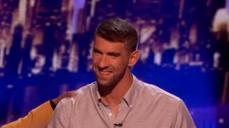 Michael Phelps sorri durante participação em programa de televisão após encerrar a carreira nas piscinas