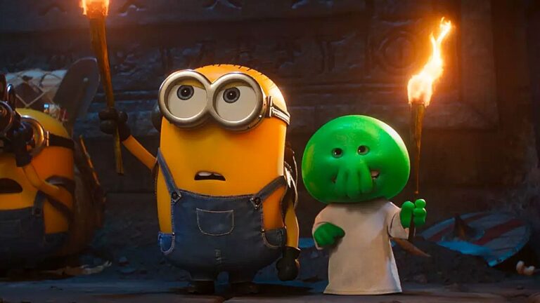 Minion e personagem verde seguram tochas em cena da animação Minions e Monstros dentro de templo escuro