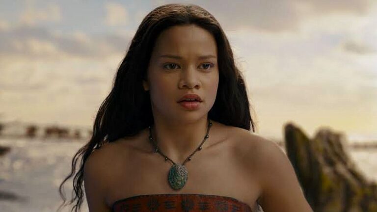 Moana observa o horizonte com expressão determinada em cena da adaptação em live-action de Moana