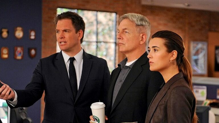 Agentes Torres, Gibbs e Ziva David observam investigação em cena da série policial NCIS