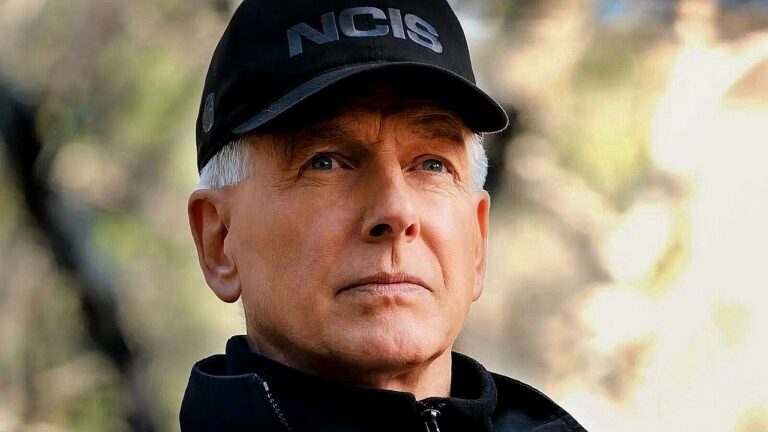 Agente Leroy Jethro Gibbs usa boné do NCIS durante operação em cena da série policial NCIS