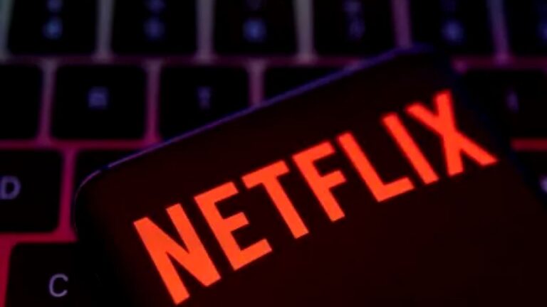 Logotipo da Netflix iluminado em vermelho sobre teclado de computador em imagem ilustrativa do streaming