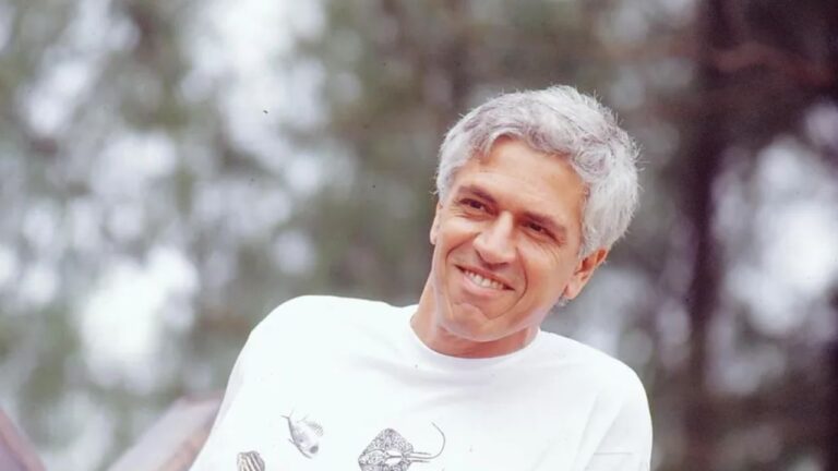 Nuno Leal Maia sorri ao ar livre em foto de arquivo usando camiseta branca estampada