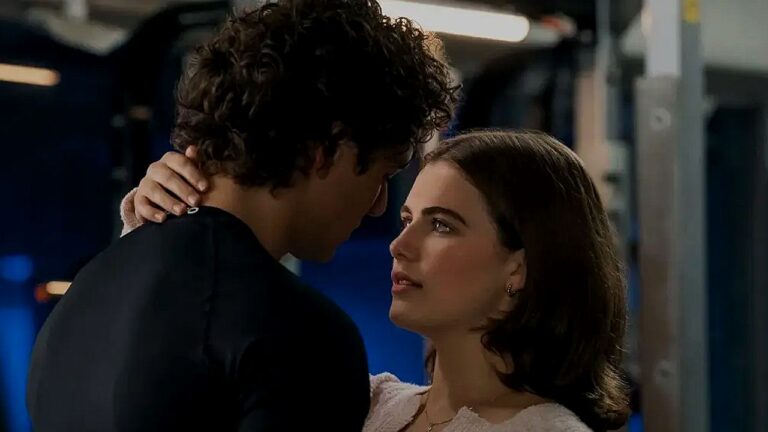 Casal protagonista de Off Campus troca olhar romântico em cena da série